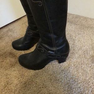 Super cute small platform danskos